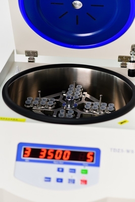 Centrifugeuse à basse vitesse avec moteur à fréquence