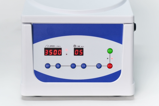 Machine centrifugeuse à basse vitesse à faible bruit de 4000 tr/min 2100xg RCF pour les applications de laboratoire de routine