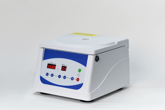 Machine centrifugeuse à basse vitesse à faible bruit de 4000 tr/min 2100xg RCF pour les applications de laboratoire de routine