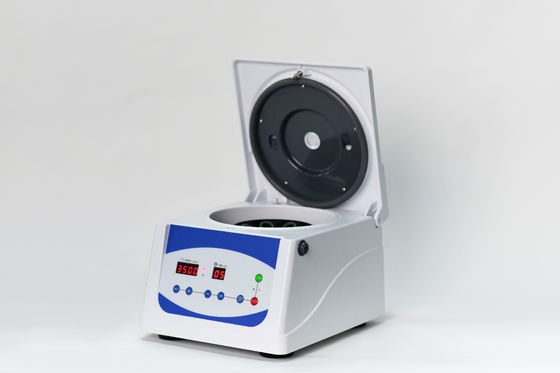 Machine centrifugeuse à basse vitesse à faible bruit de 4000 tr/min 2100xg RCF pour les applications de laboratoire de routine