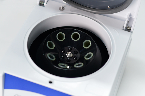 Machine centrifugeuse à basse vitesse à faible bruit de 4000 tr/min 2100xg RCF pour les applications de laboratoire de routine
