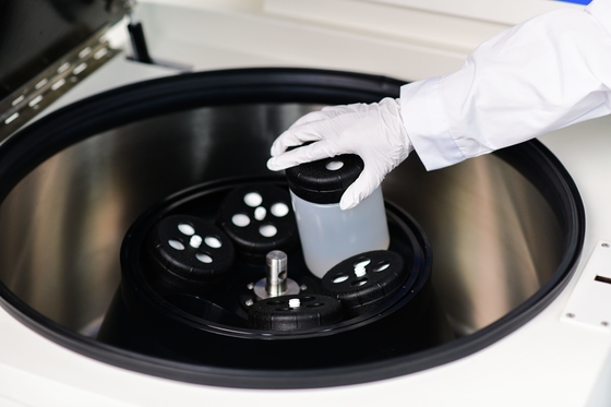 Centrifugeuse verticale de capacité 4L avec système de réfrigération offrant un contrôle précis de la température de - 20 °C à + 40 °C pour la séparation sensible des échantillons