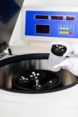 Centrifugeuse verticale de capacité 4L avec système de réfrigération offrant un contrôle précis de la température de - 20 °C à + 40 °C pour la séparation sensible des échantillons