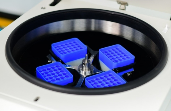Centrifugeuse de décapitation automatique de biosécurité avec une précision de vitesse de ± 10 r/min et une vitesse maximale de 6000 r/min